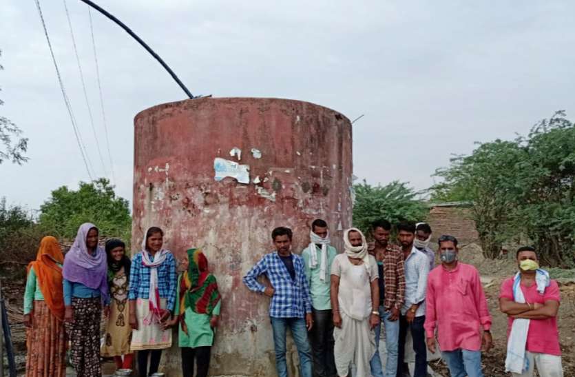 7 साल से नाकारा हुई टंकी में पहुंचा पानी 7 साल से नाकारा हुई टंकी में पहुंचा पानी