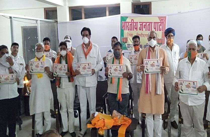 कार्यकर्ताओं के खून पसीना बहाने से राज कर रही भाजपा कार्यकर्ताओं के खून पसीना बहाने से राज कर रही भाजपा