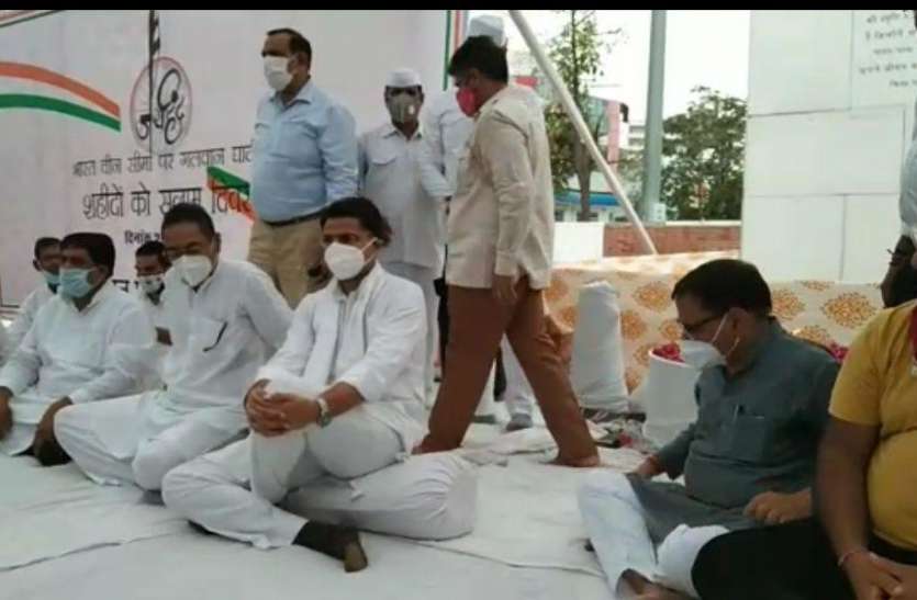 jaipur कांग्रेस की ओर से शहीदों की याद में श्रद्धांजलि सभा, सोशल डिस्टेंसिंग की धज्जियां उड़ी