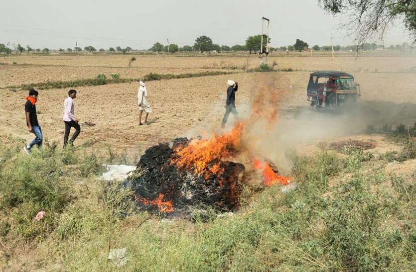 three people dead in road accident madhya pradesh पिता-दादी की मौत के बाद कुमकुम ने भी दम तोड़ा, हर आंख में थे आंसू