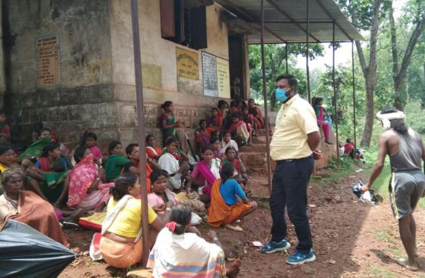 Tehsildar reached Baganchal, got ration distribution standing बैगांचल पहुंचे तहसीलदार, खड़े होकर कराया राशन वितरण