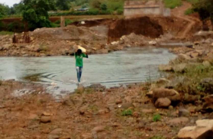 Negligence: Bridge construction in Silgi river could not be completed even after 12 years लापरवाही: 12 वर्ष बाद भी पूरा नहीं हो सका सिलगी नदी में पुल निर्माण