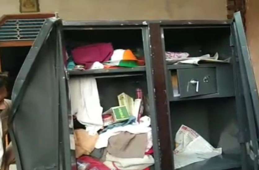 खिड़की तोड़ फैक्ट्री में चोरी की वारदात खिड़की तोड़ फैक्ट्री में चोरी की वारदात