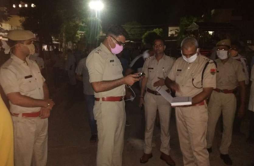 सरेराह चौराहे पर युवक की गला रेतकर की हत्या सरेराह चौराहे पर युवक की गला रेतकर की हत्या