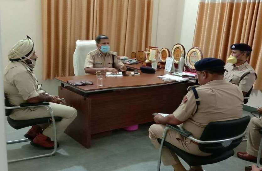 Alwar Minor Girl Molest Case: IG S. Sengathir Reached Victim's House अलवर: नाबालिग से बलात्कार और फिर उसके पिता की मौत, पीड़िता के भाई ने IG के सामने पुलिस पर लगाए गंभीर आरोप