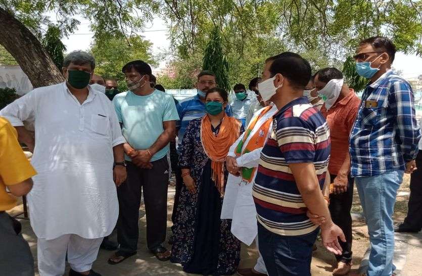 बिजली बिलों में धांधली व बिजली बिल माफ पर किया प्रदर्शन बिजली बिलों में धांधली व बिजली बिल माफ पर किया प्रदर्शन
