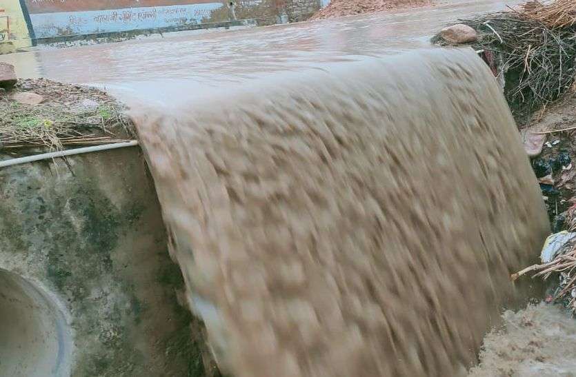 शेखावाटी में तूफान के साथ आया मानसून, झूमकर बरसे बादल शेखावाटी में तूफान के साथ आया मानसून, झूमकर बरसे बादल