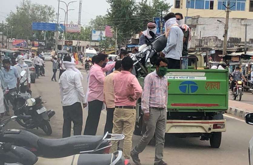 पुलिस-प्रशासन हुआ सख्त, बंद कराए बाजार पुलिस-प्रशासन हुआ सख्त, बंद कराए बाजार