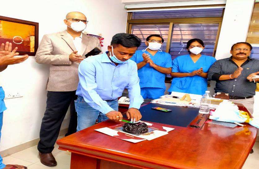 Indian railway: ऐसे मनाया रेलकर्मी ने जन्मदिवस...!! Indian railway: ऐसे मनाया रेलकर्मी ने जन्मदिवस...!!