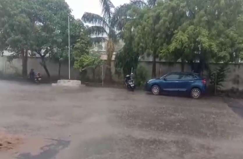 अचानक बदला मौसम, झमाझम बारिश से लोगों की मिली राहत अचानक बदला मौसम, झमाझम बारिश से लोगों की मिली राहत