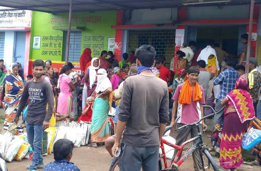 ration_1.jpg राशन लेने सोशल डिस्टेंसिंग की उड़ाई जा रही धज्जियां