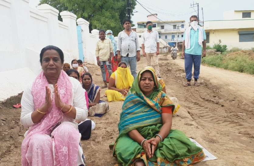 rewa सड़क के गड्ढों पर बैठकर लोगों ने किया प्रदर्शन, कहा जिम्मेदार नींद में हैं