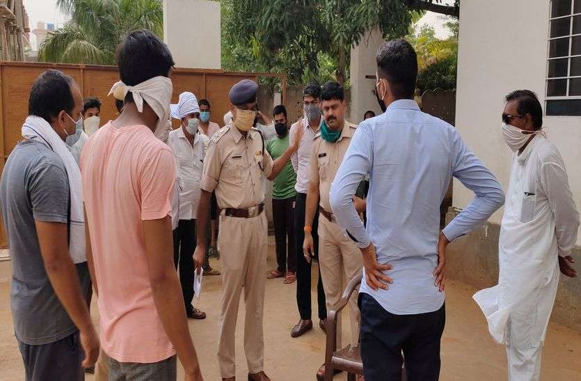 रात को पत्नी से किया झगड़ा और सुबह फांसी पर लटका मिला स्कूल संचालक रात को पत्नी से किया झगड़ा और सुबह फांसी पर लटका मिला स्कूल संचालक