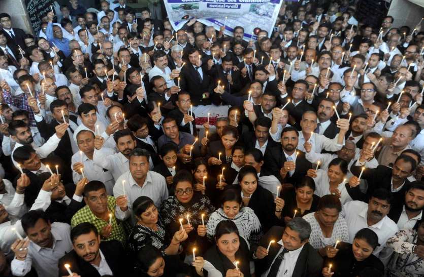 Coronavirus: गुजरात में वकालत से वंचित वकीलों को राहत Coronavirus: गुजरात में वकालत से वंचित वकीलों को राहत, प्रस्ताव को बीसीआई की लेनी होगी मंजूरी