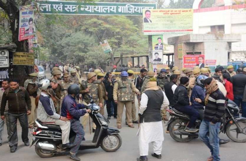 ghaziabad.jpg Ghaziabad: न्यायालय परिसर को सील करने का आदेश रद्द, अब जारी हुआ नया आदेश, देखें वीडियो-