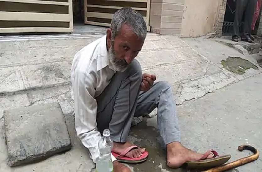 'जाने क्यों अकेले रहने को मज़बूर हो गए, यादों के साये भी हमसे दूर हो गए' 'जाने क्यों अकेले रहने को मज़बूर हो गए, यादों के साये भी हमसे दूर हो गए'