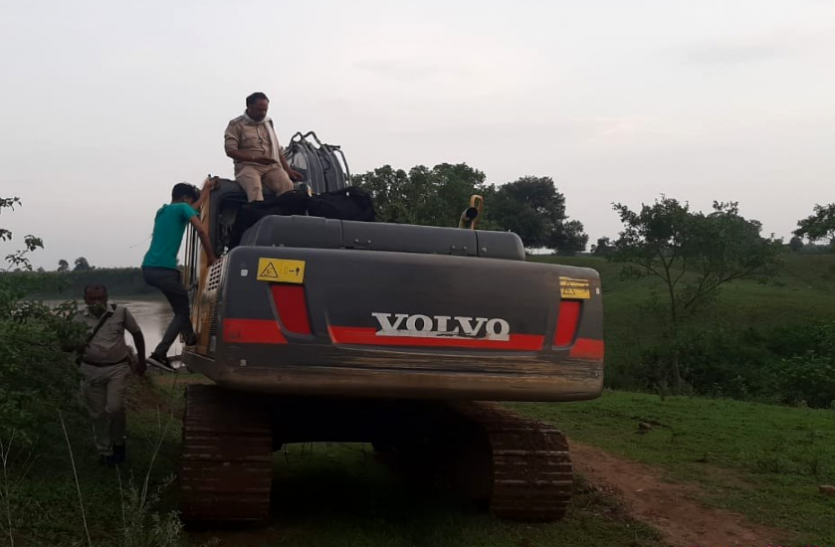 mafia रेत माफिया के दुस्साहस पर वन विभाग ने 16 घंटे बाद दर्ज किया मामला, जेसीबी जब्त