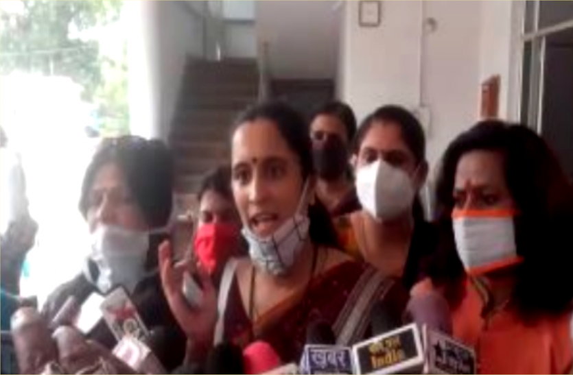 news पीएम मोदी और महिला मंत्री पर टिप्पणी कर फंसे कांग्रेस विधायक, शुरु हुआ विरोध