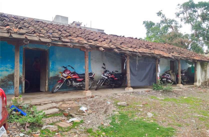 Corona warriors forced to live in ruined quarters खंडहर हो चुके क्वाटरों में रहने के लिए मजबूर कोरोना योद्धा