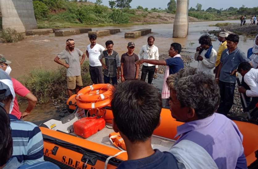 Two boys went to bathe in Sharda Ghat, one was saved, the other was missing शारदा घाट में नहाने गए दो बालक बहे, एक की बची जान, दूसरा लापता