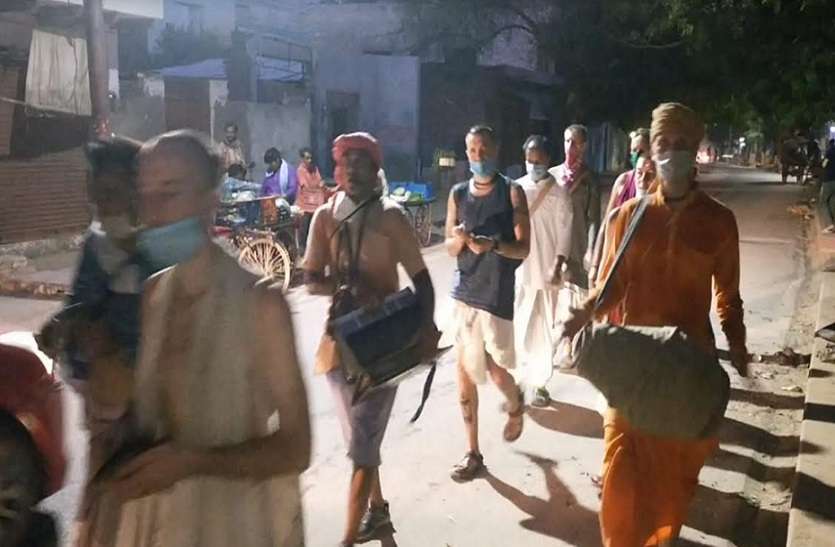 हाथों में मृदंग, मुंह पर मास्क और जुबां पर राधा नाम संकीर्तन हाथों में मृदंग, मुंह पर मास्क और जुबां पर राधा नाम संकीर्तन