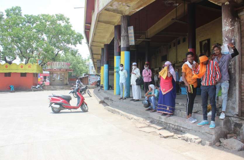 पब्लिक ट्रांसपोर्ट बंद होने से आमजन की बढ़ी परेशानी पब्लिक ट्रांसपोर्ट बंद होने से आमजन की बढ़ी परेशानी