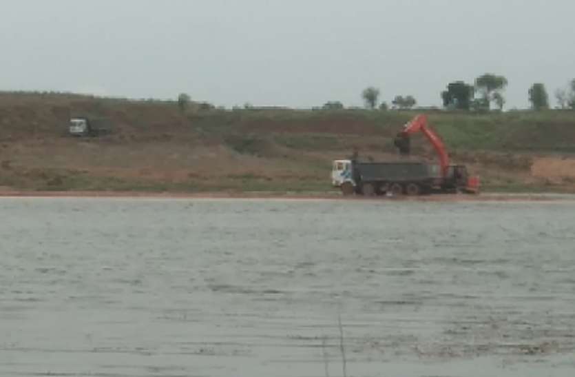 illegal sand mining नहीं थम रहा रेत का अवैध उत्खनन, सुनाहरा में हैवी मशीन से निकाल रहे रेत