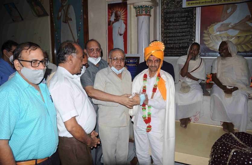 Jain community's youth will become saint in Chaturmas पेशे से इंजीनियर, 40 साल रहे ट्रस्ट अध्यक्ष, अब बनेंगे जैन साधु