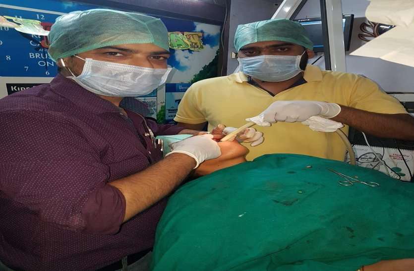 सीएम के गृह जिले के युवा डॉक्टर का कमाल, इम्प्लांट के तीसरे दिन वृद्ध को खिला दिया खाना, जानें कैसे...? सीएम के गृह जिले में युवा डॉक्टर का कमाल, इम्प्लांट के तीसरे दिन वृद्ध को खिला दिया खाना, जानें कैसे...?