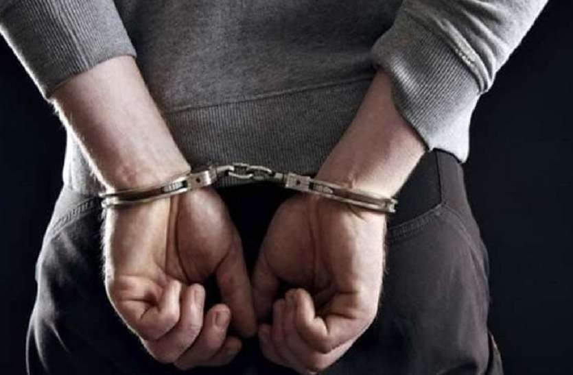 इनके हाथ पुलिस से लंबे ही नहीं निकले बल्कि उसकी जेबों तक पहुंच गए इनके हाथ पुलिस से लंबे ही नहीं निकले बल्कि उसकी जेबों तक पहुंच गए