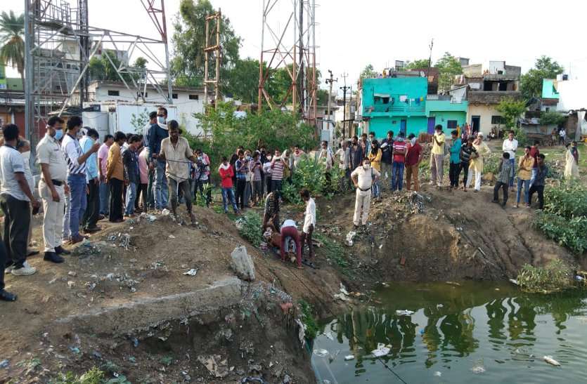 Three children including two brothers died while taking a bath in a pit dug for overbridge construction ओवरब्रिज निर्माण के लिए खोदे गए गड्ढे में नहाते समय दो भाइयों सहित तीन बच्चों की मौत, पढ़ें खबर