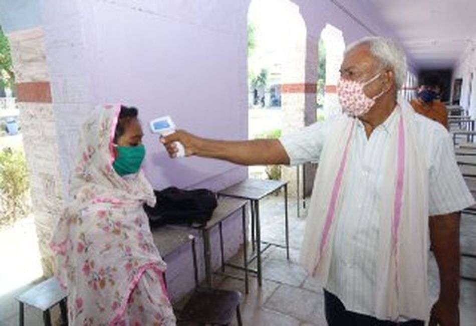 दसवीं के इम्तिहान शुरू: परीक्षा केन्द्रों में कोरोना नियमों की पालना, बाहर अवहेलना