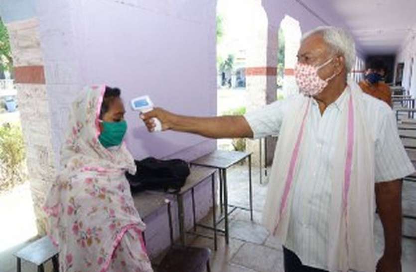 दसवीं के इम्तिहान शुरू: परीक्षा केन्द्रों में कोरोना नियमों की पालना, बाहर अवहेलना दसवीं के इम्तिहान शुरू: परीक्षा केन्द्रों में कोरोना नियमों की पालना, बाहर अवहेलना