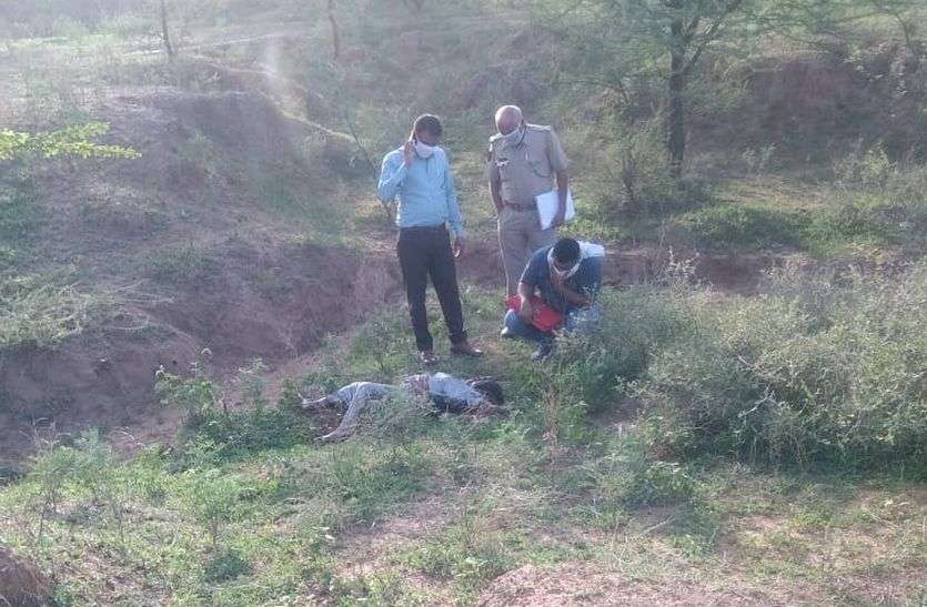 महिला का दस दिन पुराना सड़ा-गला शव जंगल में मिला महिला का दस दिन पुराना सड़ा-गला शव जंगल में मिला