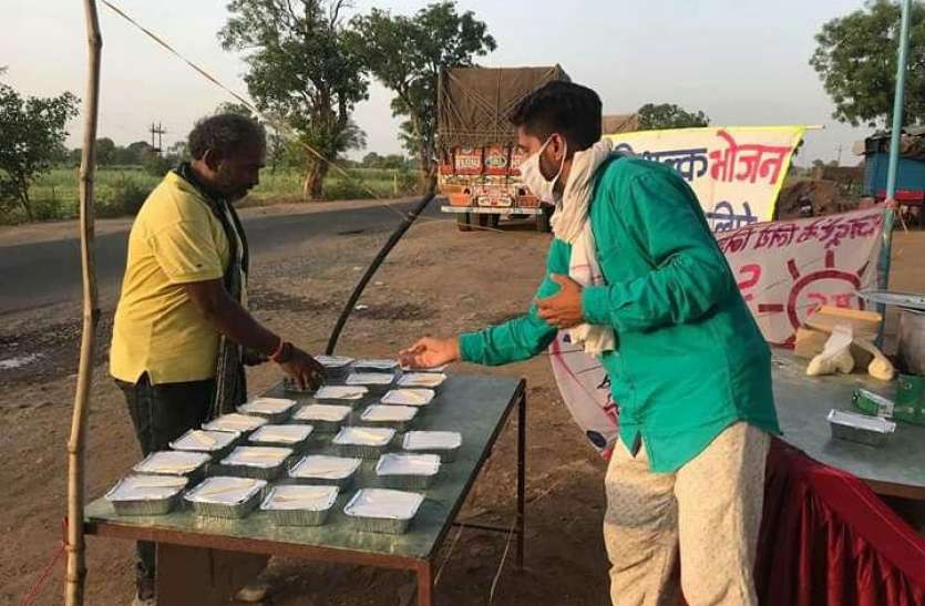 2901nsp5.jpg दानदाताओं की मदद से 20 दिन लगातार हाइवे पर प्रवासी श्रमिकों को बांटे भोजन के पैकेट