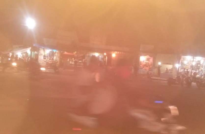 कलेक्टर के आदेश की नहीं हो रही पालना Shops open till late in night curfew. news in hindi, mp news, datia news नाइट कफ्र्यू में दे ररात तक खुल रही दुकानें
