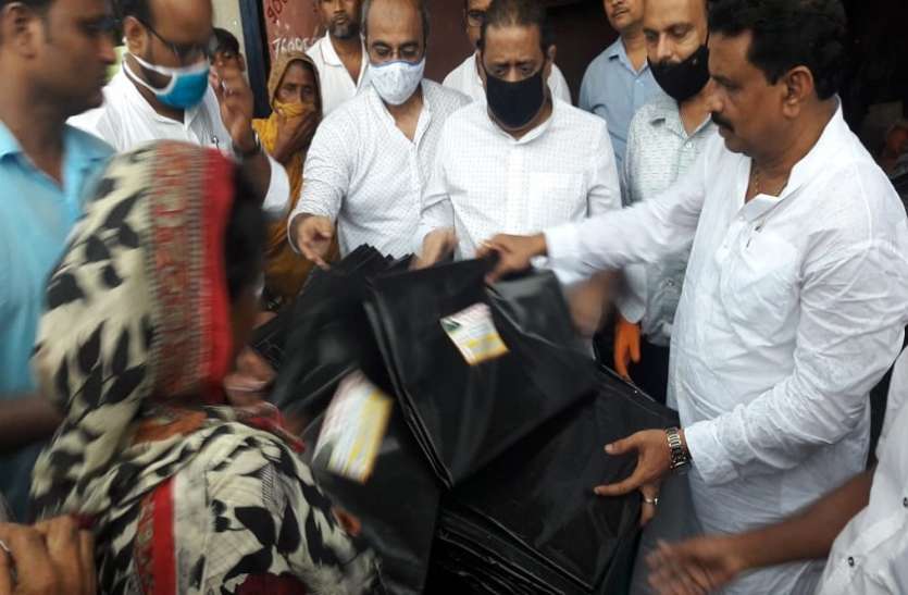 अम्फान पीडि़तों को अस्थाई छत मुहैया कराने का प्रयास BENGAL NEWS-अम्फान पीडि़तों को अस्थाई छत मुहैया कराने का प्रयास