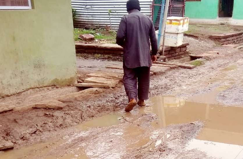 पाइपलाइन के लिए खोदी करोड़ों की सड़कें अब मरम्मत में हीलाहवाली पाइपलाइन के लिए खोदी करोड़ों की सड़कें अब मरम्मत में हीलाहवाली