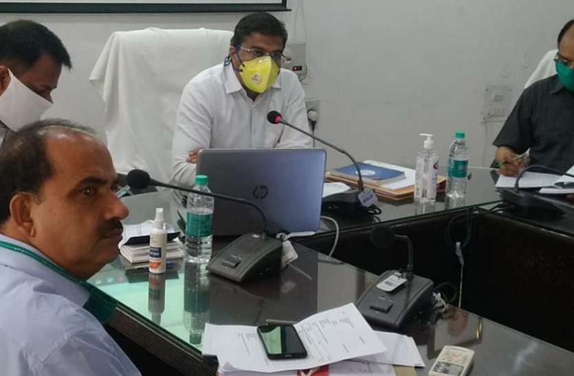 Singrauli Collector asked the officials to resolve the complaints immediately. किसी को नहीं मिल रहा खाद्यान्न तो कोई पेंशन के लिए है परेशान