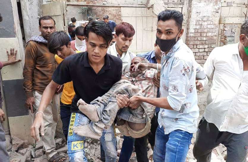 dilapidated house wall collapses, two workers injured हादसाः दो मंजिला इमारत की भरभराकर गिरी दीवार, मजदूरों के मलबे में दबने से मची चीख-पुकार