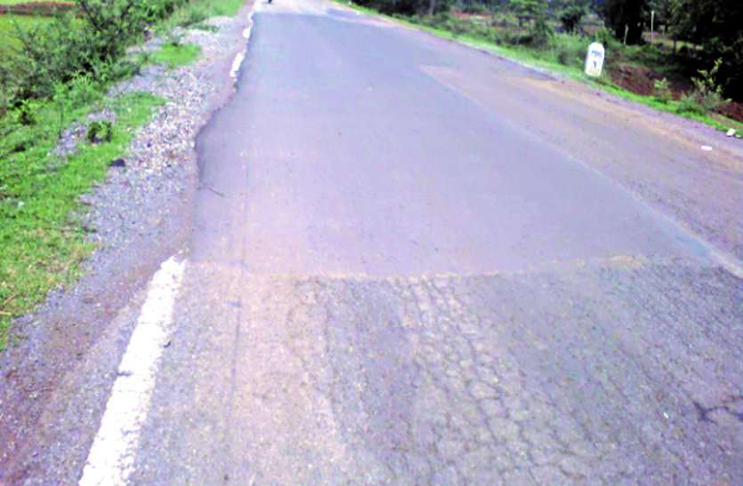 Negligence in road construction, started uprooting within a week, was also done in daubing ... रोड निर्माण में बरती लापरवाही, हफ्तेभर में ही उखडऩे लगी, लीपापोती करने में भी की कोताही ...
