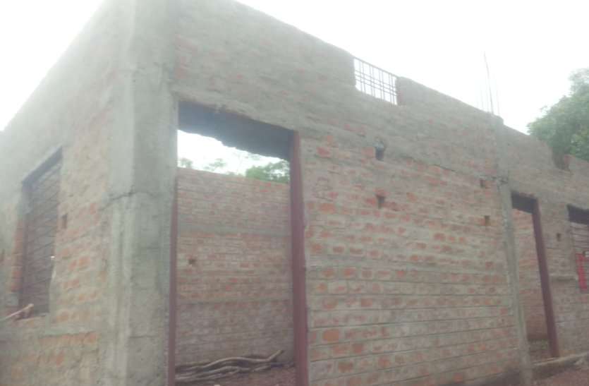 किस्तों में अटके प्रधानमंत्री आवास बारिश में ही बेघर हो गए हितग्राही किस्तों में अटके प्रधानमंत्री आवास बारिश में ही बेघर हो गए हितग्राही