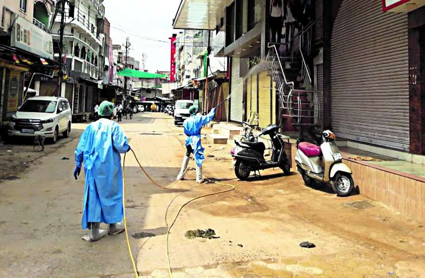 There is an increased risk of community infection after two traders found infected, 6 active patients in the area ... संक्रमित पाए गए दो व्यापारियों के बाद सामुदायिक संक्रमण का बढ़ा खतरा, इलाके में 6 एक्टिव मरीज ...