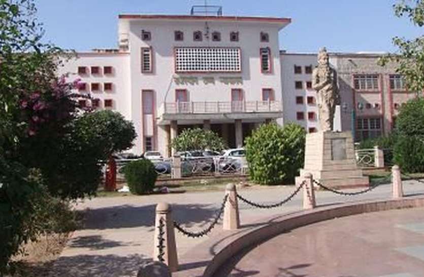 हाईकोर्ट 'दुर्व्यवहार' शब्द पर जूझे दोनों 'सरकार'