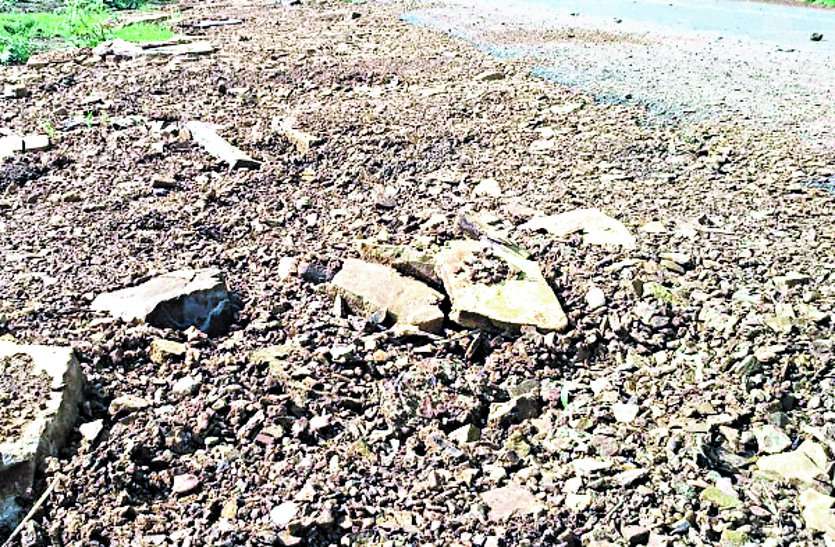 The contractors kept the rules and the law at bay, under the patronage of illegal muroom mining under political patronage ... ठेकेदारों ने नियम और कानून को रखा ताक पर, राजनीतिक संरक्षण के बीच चल रहा अवैध मुरूम खनन का गोरखधंधा ...
