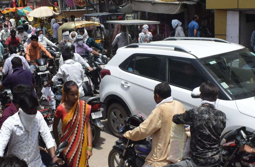 People forgot Kovid's rules in exemption crowds thronging the market छूट में लोग भूल गए कोविड के नियम;बाजार में उमड़ रही भीड़