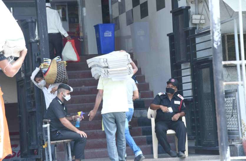 कोरोना संक्रमण के प्रति मुस्तैद हो गए मार्केट कोरोना संक्रमण के प्रति मुस्तैद हो गए मार्केट