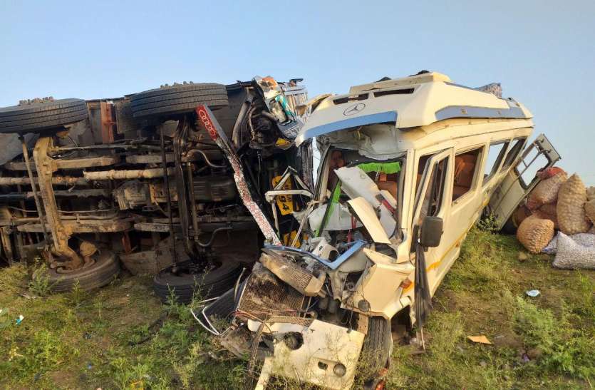 road accident : ट्रक ने टेंपो ट्रैवलर को मारी टक्कर, दो लोगों की मौत, 5 लोग गंभीर रूप से घायल road accident : ट्रक ने टेंपो ट्रैवलर को मारी टक्कर, दो लोगों की मौत, 5 लोग गंभीर रूप से घायल , देखें वीडियो