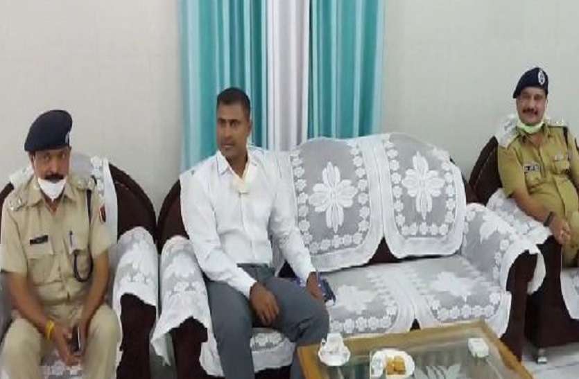पूछताछ परेड में थाना प्रभारियों ने माना आते थे दलाल के फोन पूछताछ परेड में थाना प्रभारियों ने माना आते थे दलाल के फोन