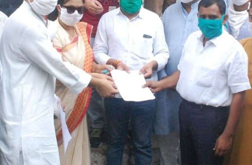 MLA warns officials, will burn CM's effigy in every neighborhood and village विधायक ने दी अधिकारियों को चेतावनी, हर मोहल्लें और गांव में करेगे सीएम का पुतला दहन